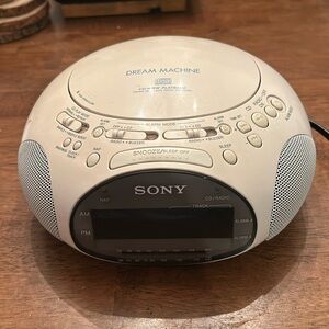 Vintage Sony Dream Machine with radio and CD player. Works great!